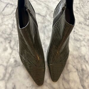 ZARA HEELED ANIMAL PRINT
BOOTS GREEN new without tag